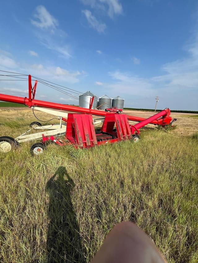 Image of Buhler Farm King 1370 equipment image 2