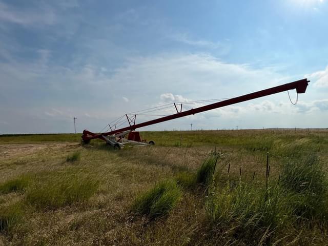 Image of Buhler Farm King 1370 equipment image 4