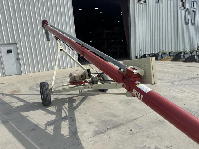 Image of Buhler Farm King 831 equipment image 4