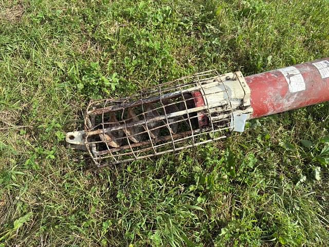 Image of Buhler Farm King 831 equipment image 2