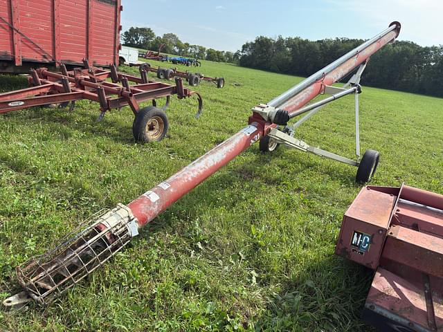 Image of Buhler Farm King 831 equipment image 1