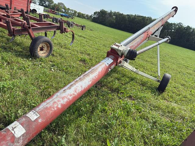 Image of Buhler Farm King 831 equipment image 3