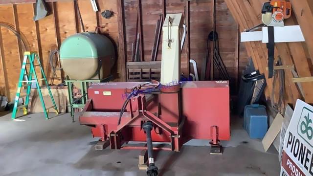Image of Buhler Farm King 960 equipment image 1