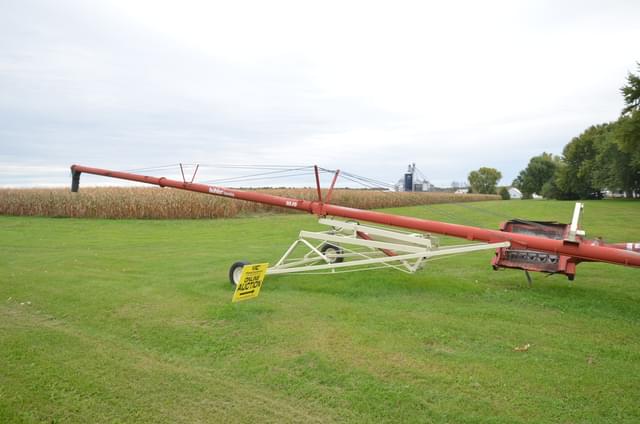 Image of Buhler Farm King 1070 equipment image 2