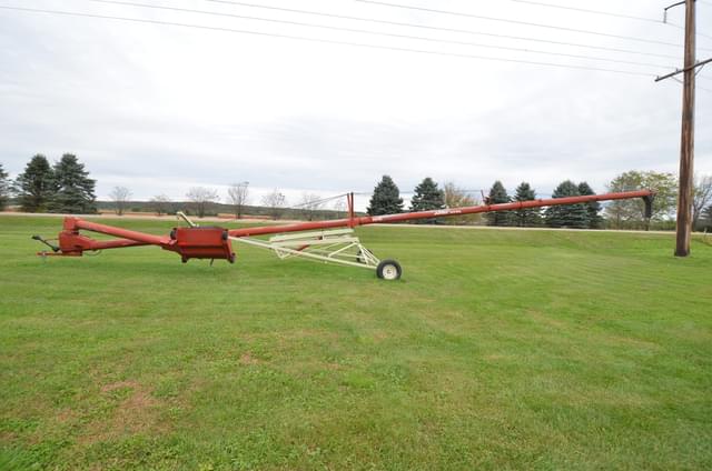Image of Buhler Farm King 1070 equipment image 1