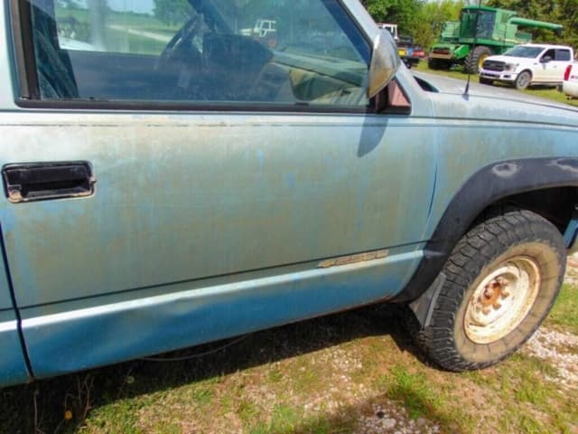 Image of Chevrolet 2500 equipment image 3