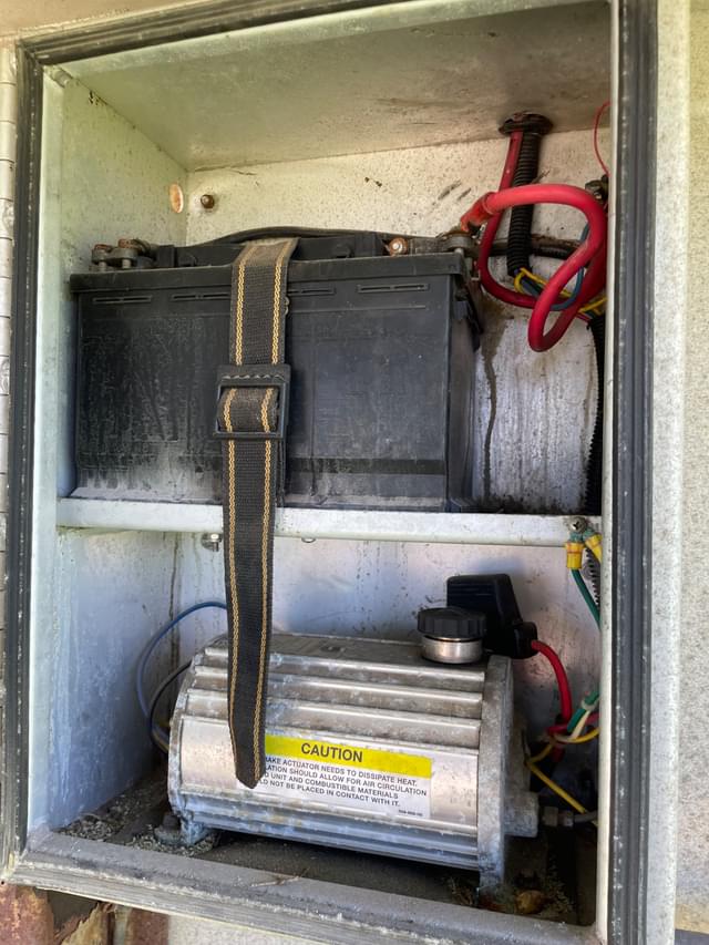 Image of Featherlite 8120 equipment image 4