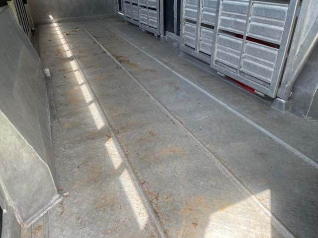 Image of Featherlite 8120 equipment image 2