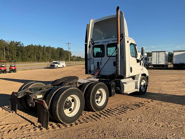 Image of Freightliner Cascadia equipment image 4