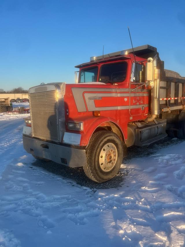 Image of Freightliner NT855 equipment image 3