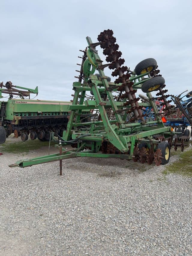 Image of John Deere 335 equipment image 1