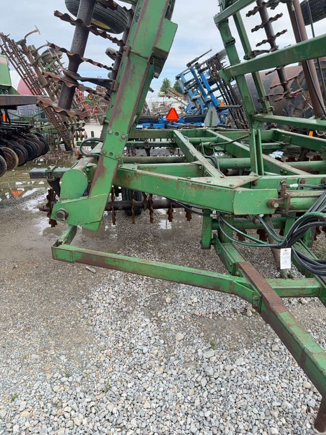 Image of John Deere 335 equipment image 3