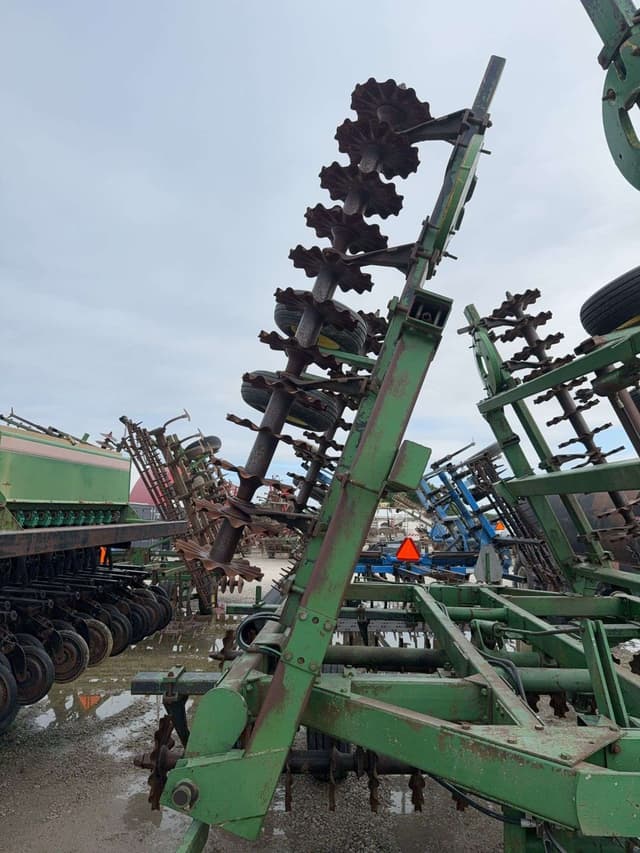 Image of John Deere 335 equipment image 4