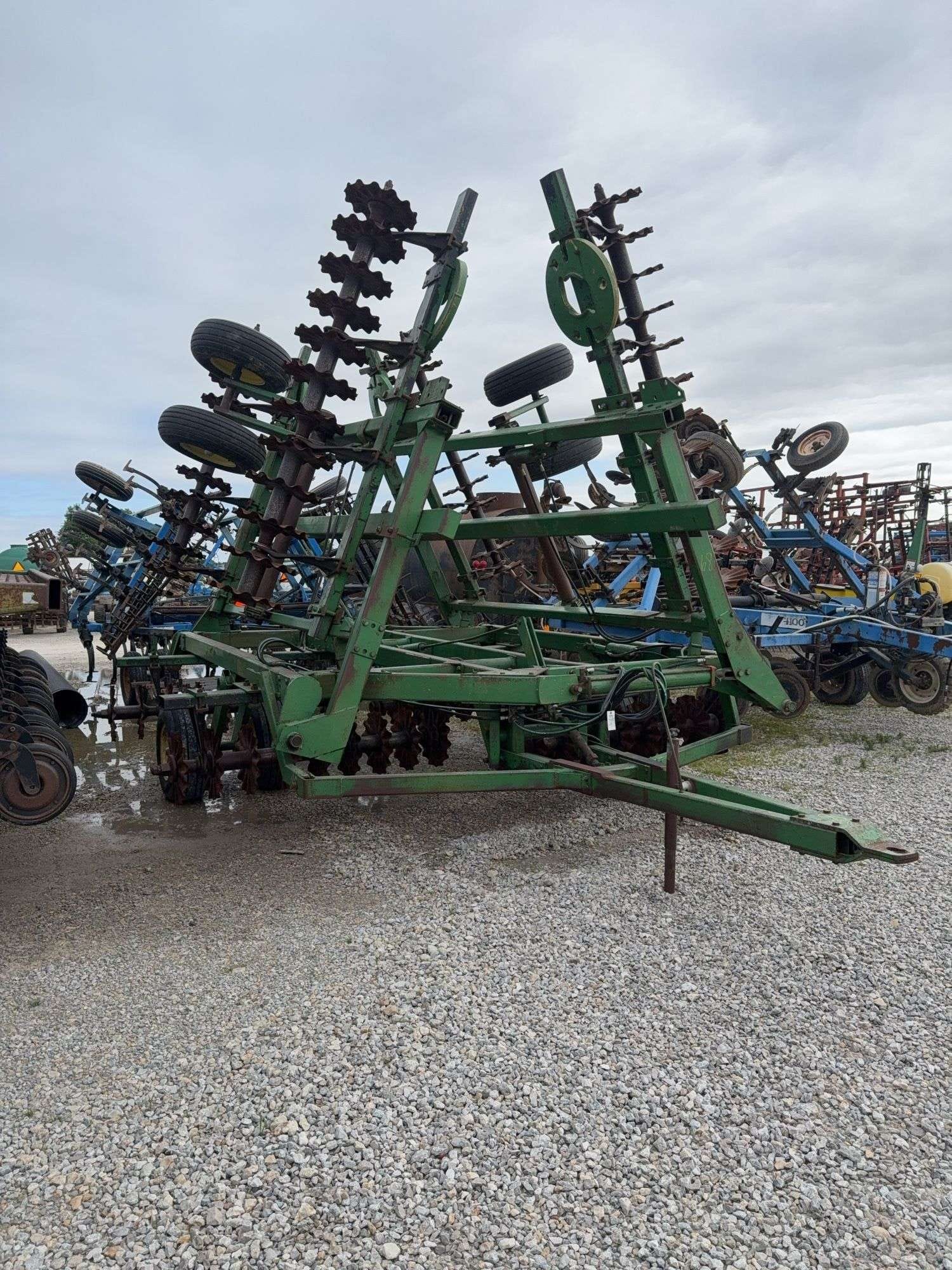 John Deere 335 Equipment Image0