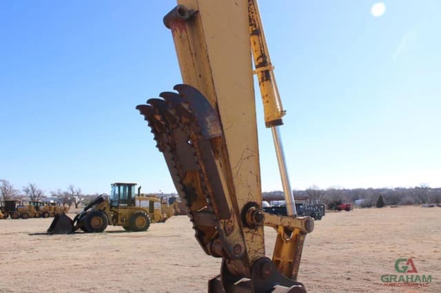 Image of Komatsu PC200LC-7 equipment image 2