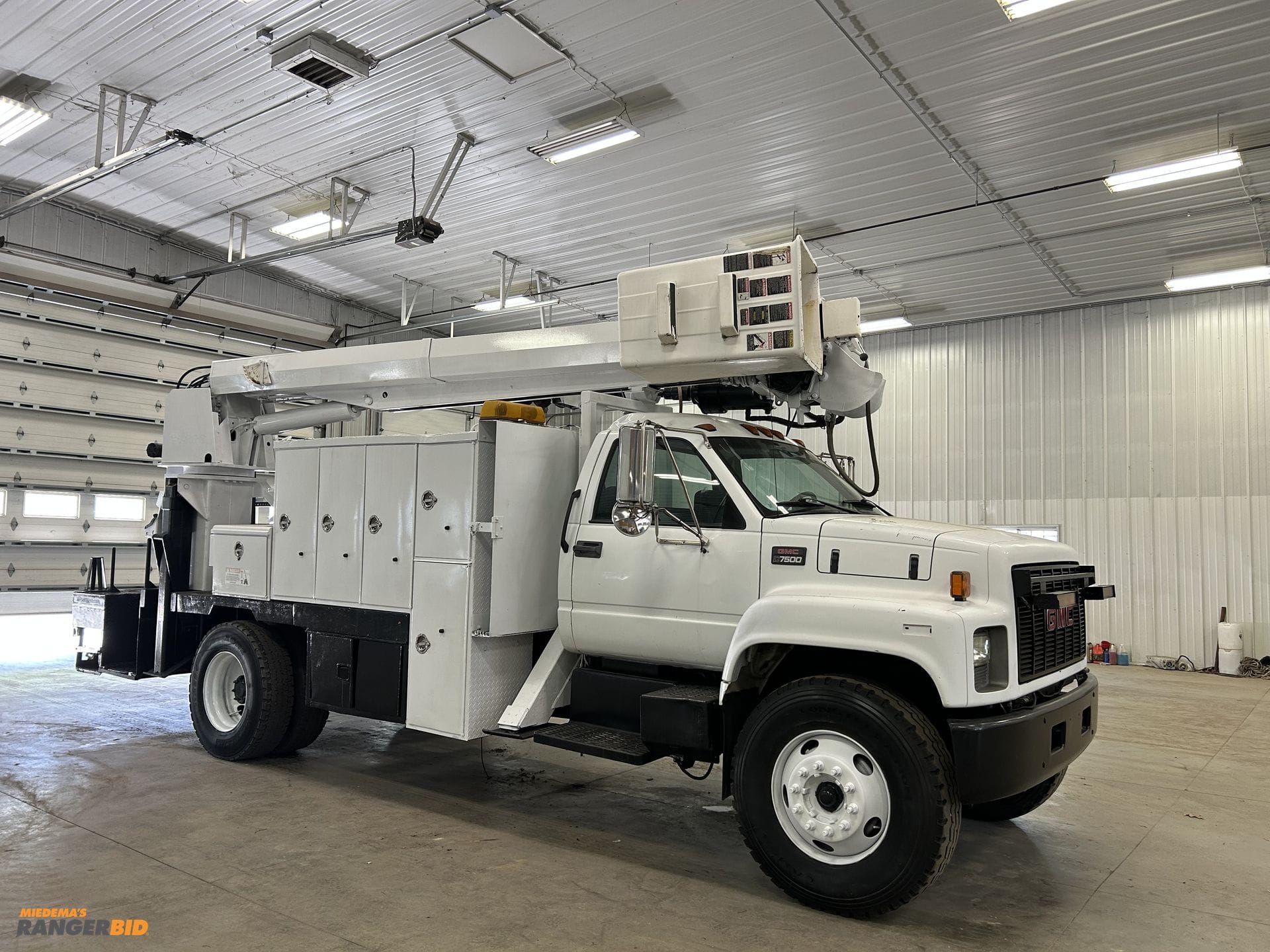 2000 GMC C7500 Equipment Image0
