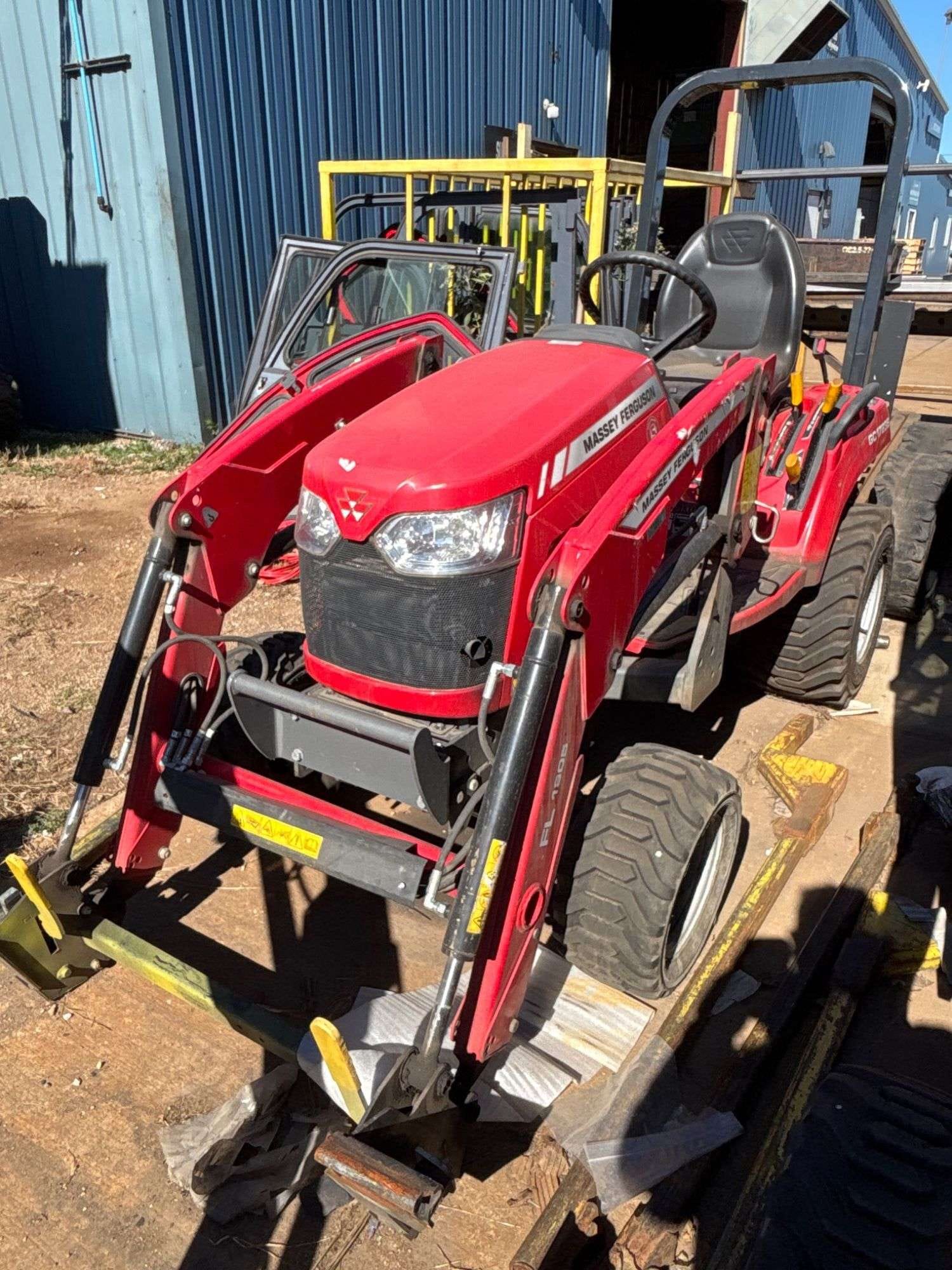2019 Massey Ferguson GC1723E Equipment Image0