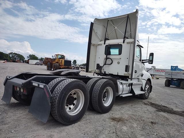 Image of Kenworth T680 equipment image 4