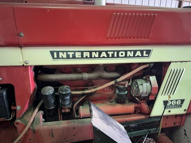 Image of International Harvester 966 equipment image 2