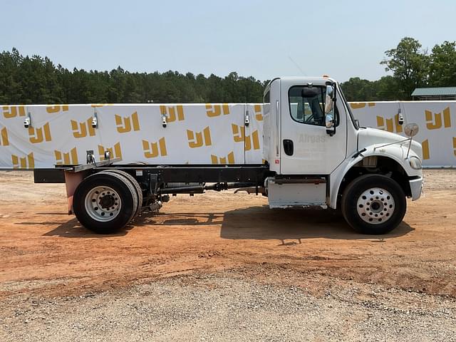 Image of Freightliner M2 equipment image 3