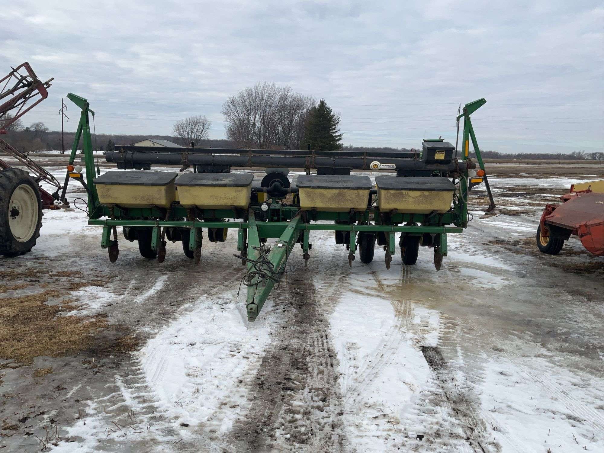 John Deere 7200 Equipment Image0