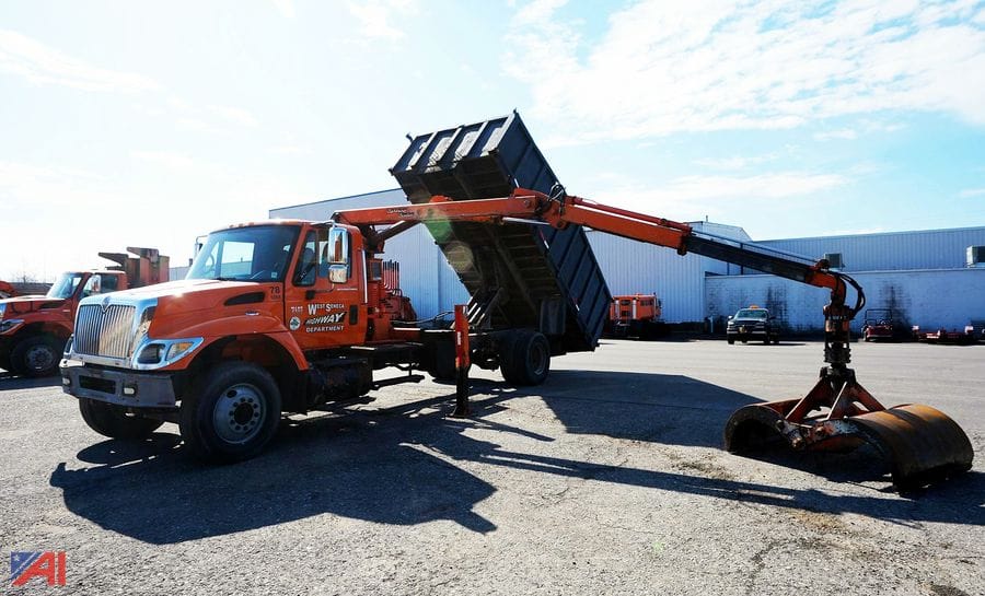 2005 International 7400 Equipment Image0