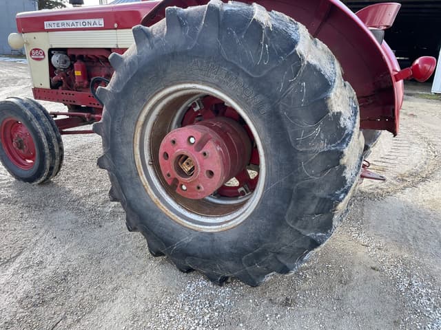 Image of International Harvester 560 equipment image 4