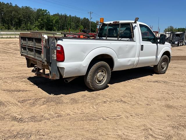 Image of Ford F-350 equipment image 4