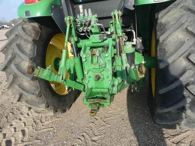 Image of John Deere 6135E equipment image 3