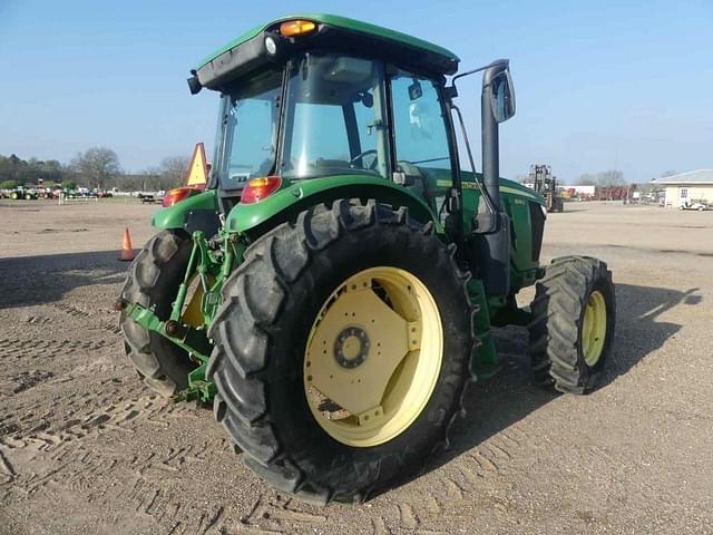 Image of John Deere 6135E equipment image 2