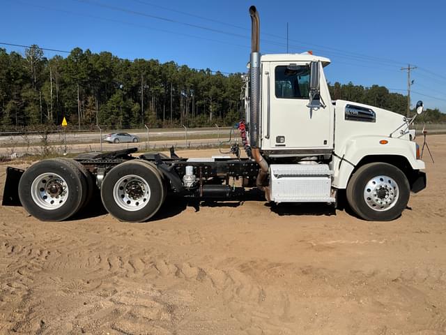 Image of Western Star 4700SF equipment image 3