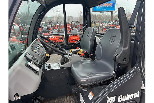 Image of Bobcat Toolcat 5600 equipment image 3