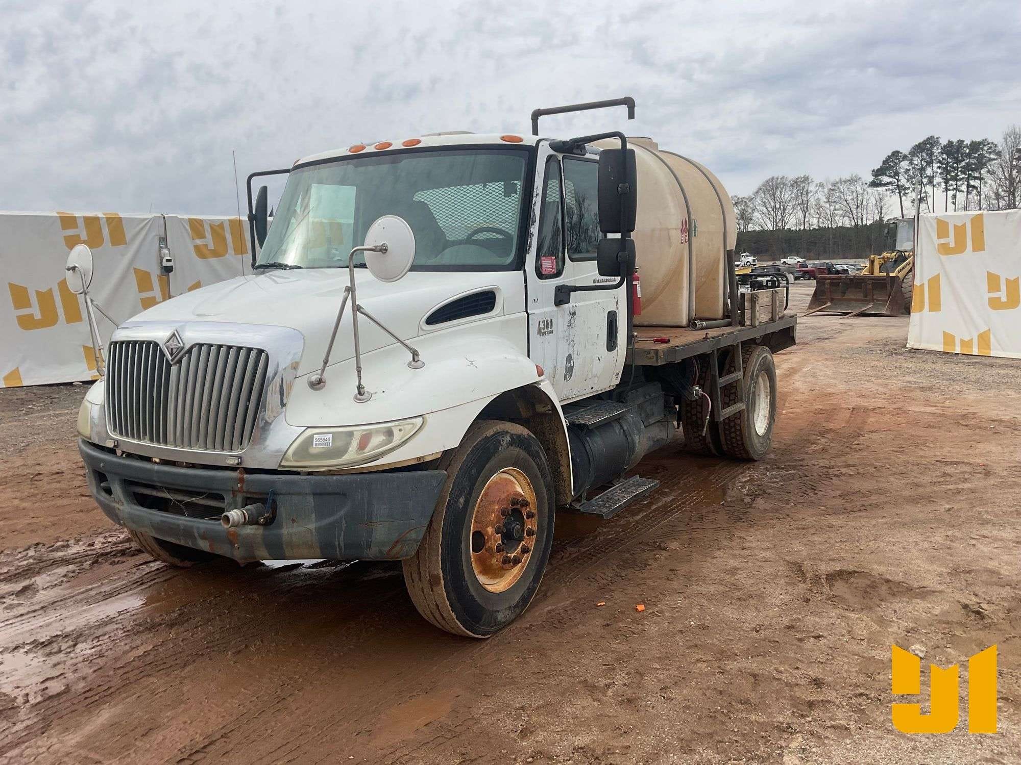 2004 International 4300 Equipment Image0