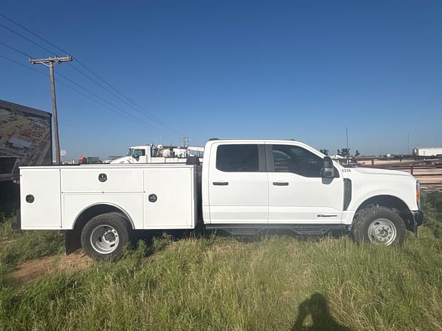 Image of Ford F-350 equipment image 3