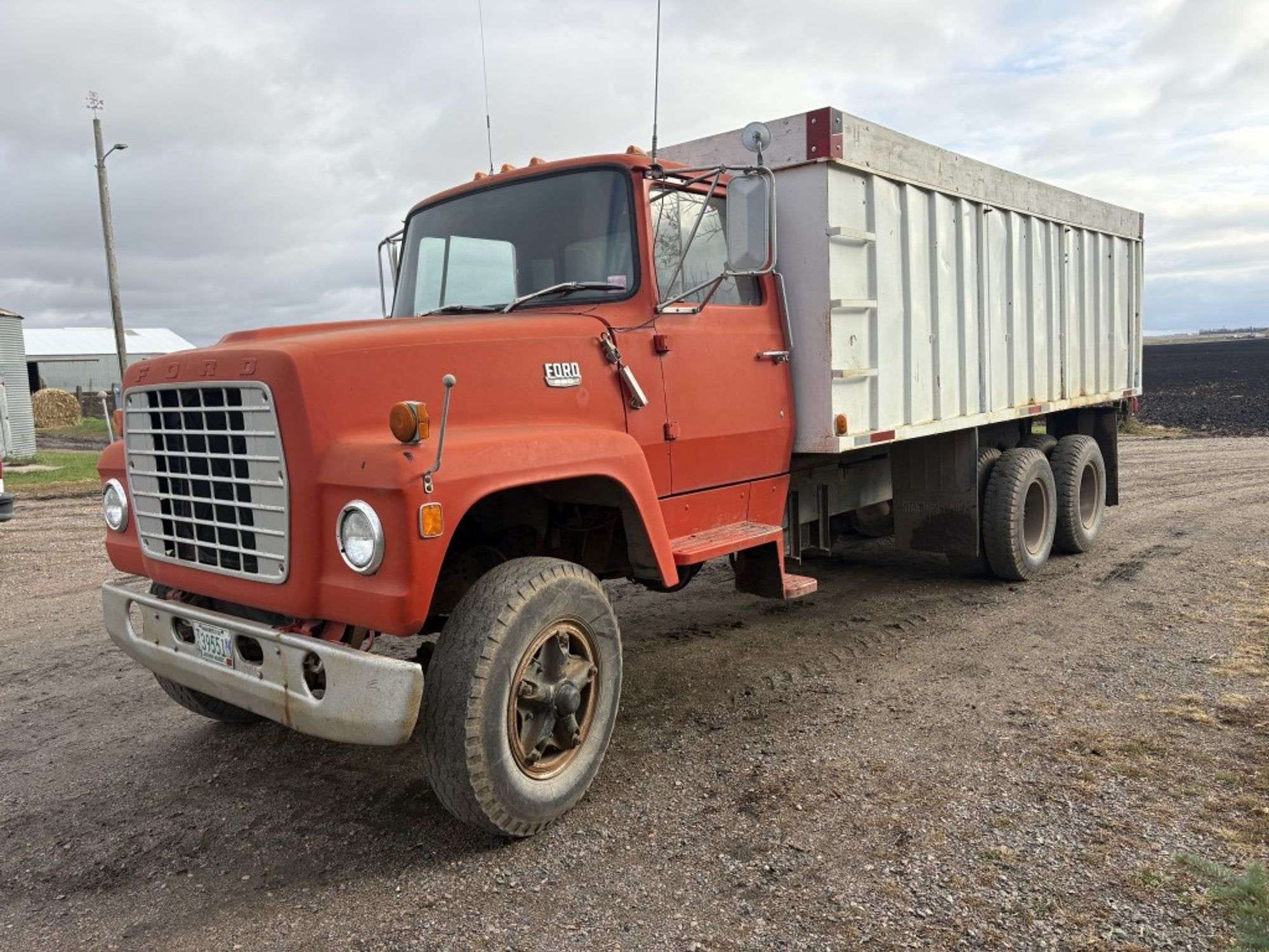 1975 Ford 880 Equipment Image0
