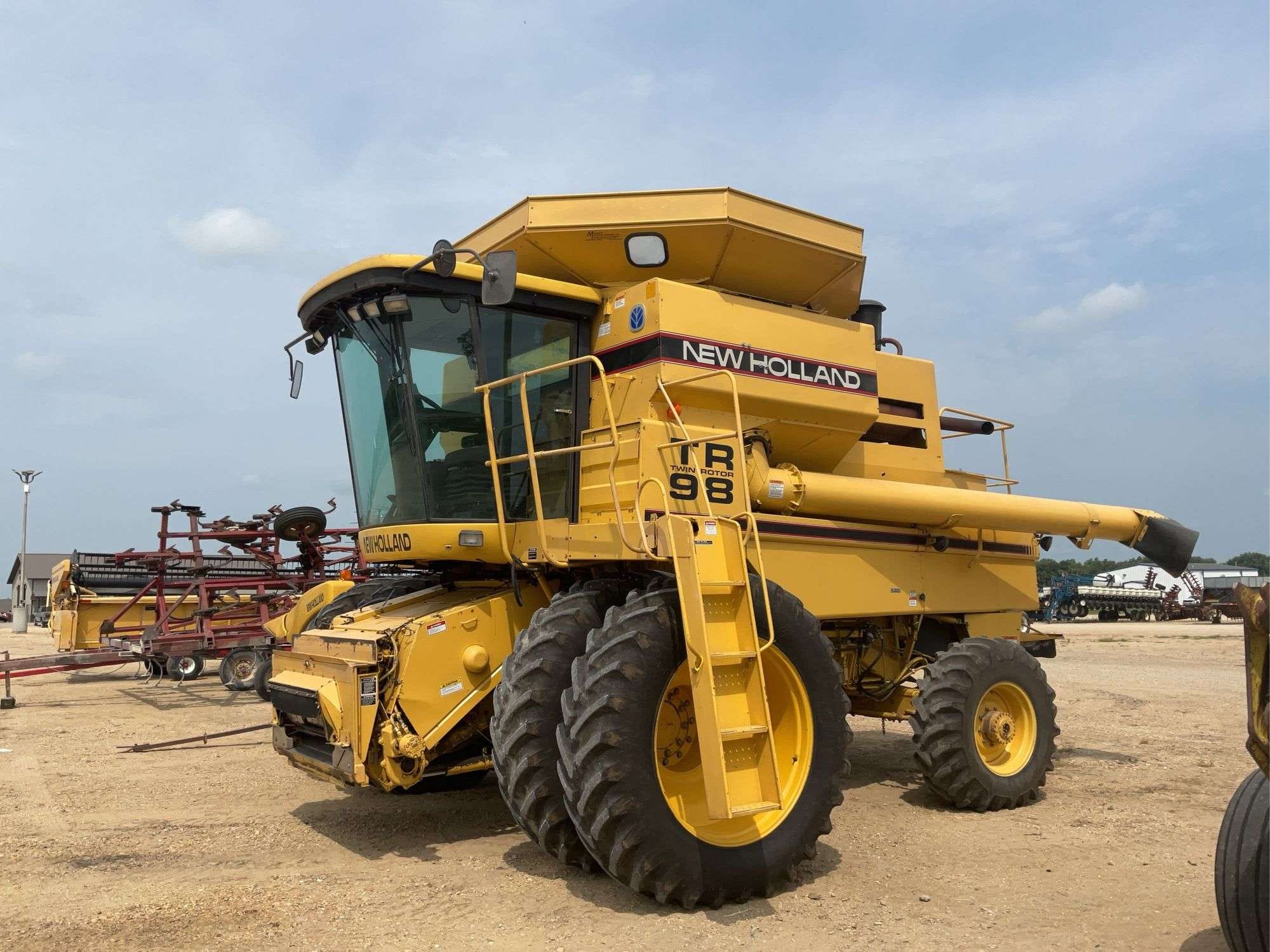 New Holland TR98 Equipment Image0
