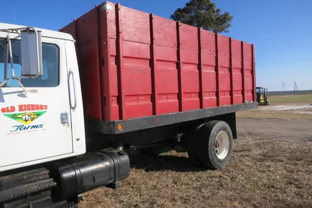 Image of International 4700 equipment image 2