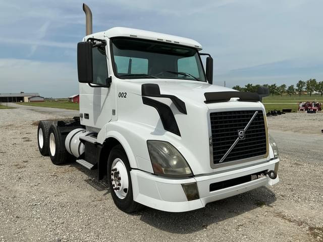 Image of Volvo VN64 equipment image 2