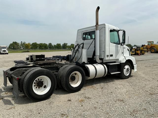 Image of Volvo VN64 equipment image 4