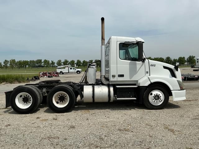Image of Volvo VN64 equipment image 3