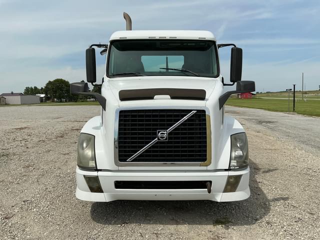 Image of Volvo VN64 equipment image 1