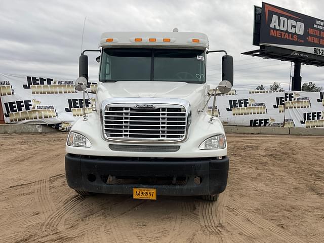 Image of Freightliner Columbia equipment image 1