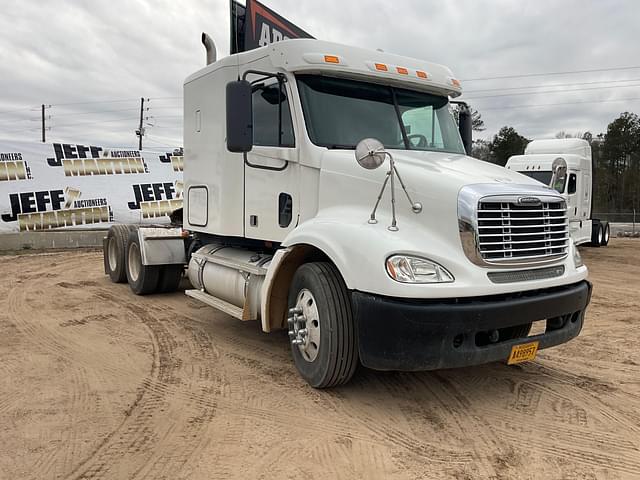 Image of Freightliner Columbia equipment image 2