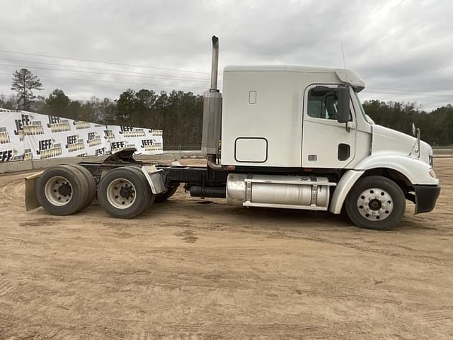 Image of Freightliner Columbia equipment image 3