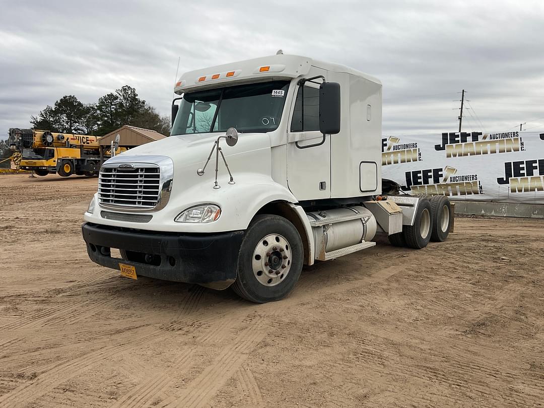 Image of Freightliner Columbia Primary image