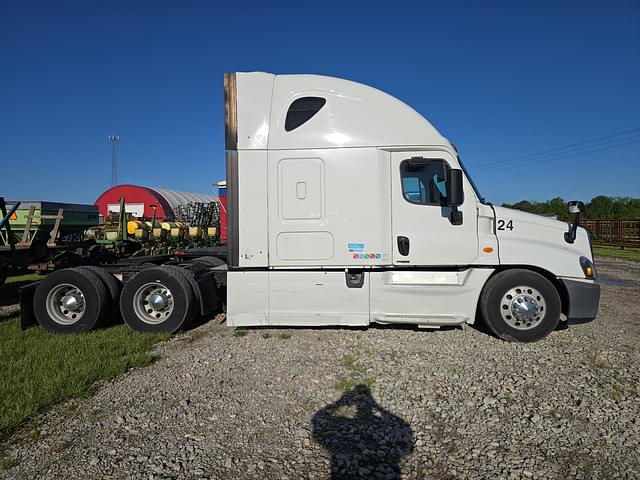 Image of Freightliner Cascadia 125 equipment image 3
