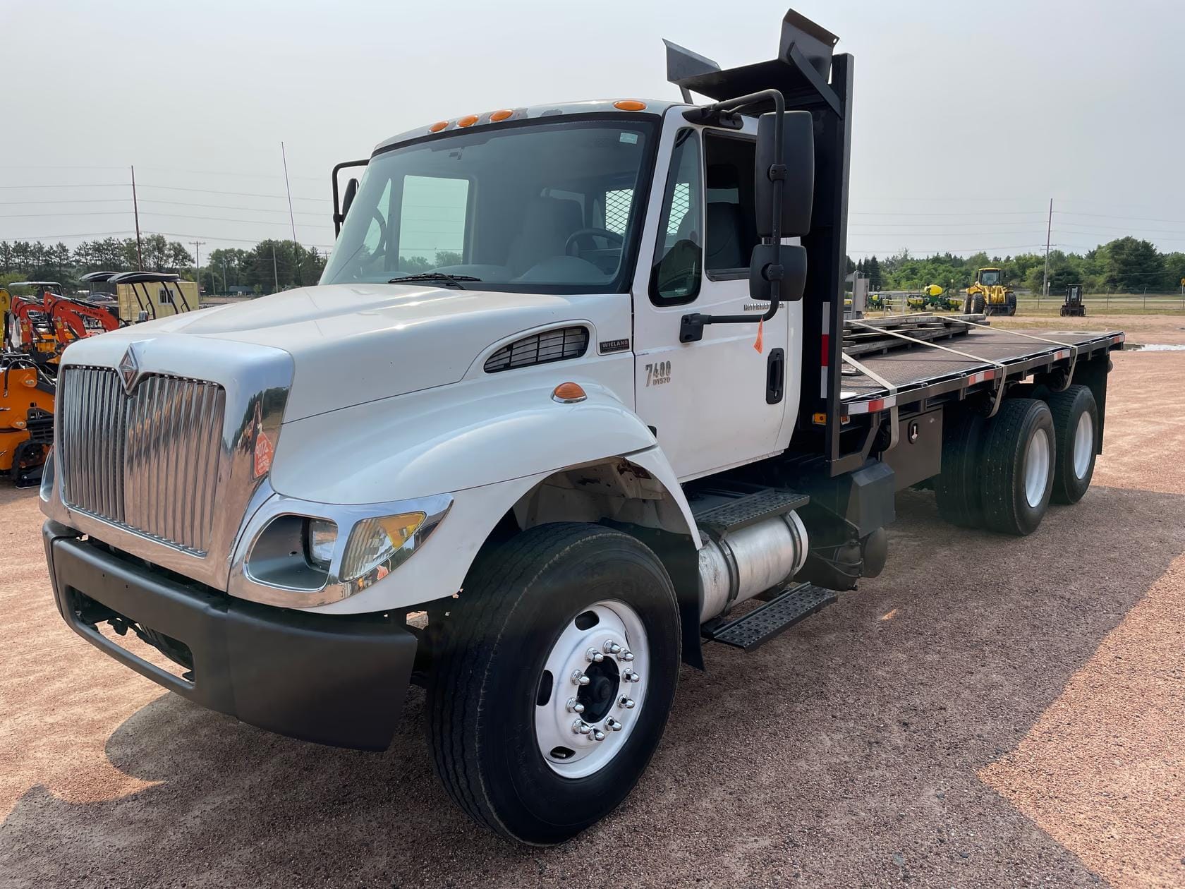 2005 International 7400 Equipment Image0