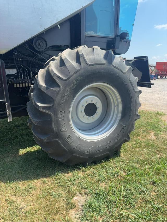Image of Gleaner R42 equipment image 4