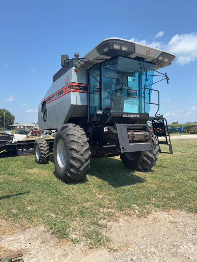 Image of Gleaner R42 equipment image 1