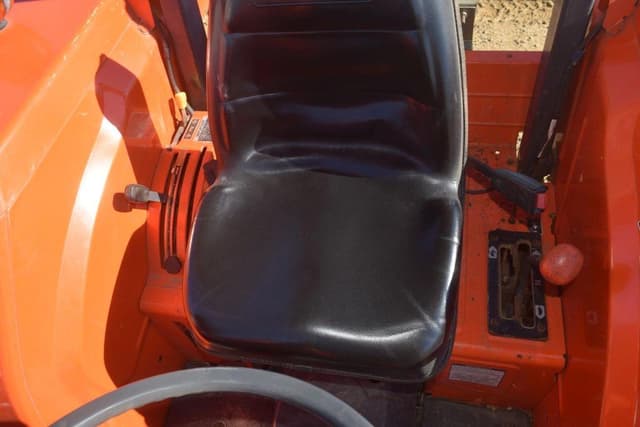 Image of Kubota M4800 equipment image 4